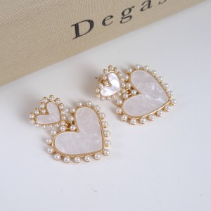 گوشواره قلب صدفی دور مروارید