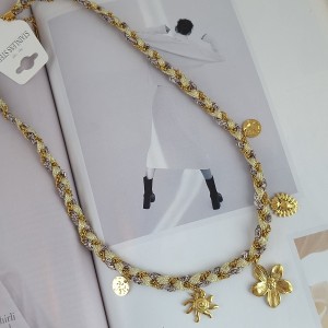 گردنبند بافت پارچه و زنجیر کرم  آویز بابونه و خورشید*