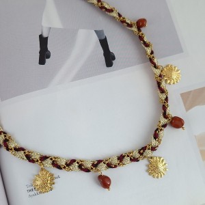 گردنبند بافت پارچه و زنجیر کرم ـ زرشکی آویز آفتاب گردون*