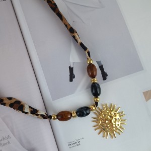 گردنبند رولباسی پارچه‌ای پلنگی مهره قهوه‌ای آویز خورشید*