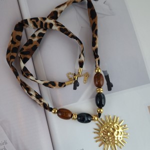 گردنبند رولباسی پارچه‌ای پلنگی مهره قهوه‌ای آویز خورشید*