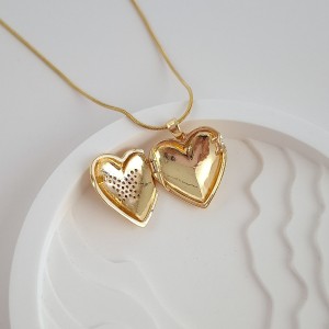 گردنبند لاکت قلب پروانه