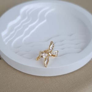 گوشواره ایرکاف پاپیون باگت دار *