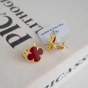 گوشواره ونکلیف سفید صدفی ( مستر )*