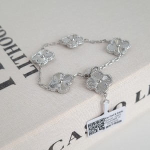 دستبند ونکلیف نقره‌ای  زنانه