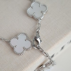 دستبند ونکلیف نقره‌ای سفید صدفی ( مستر) *