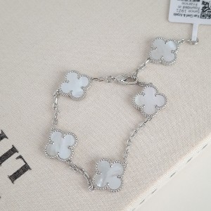 دستبند ونکلیف نقره‌ای سفید صدفی ( مستر) *