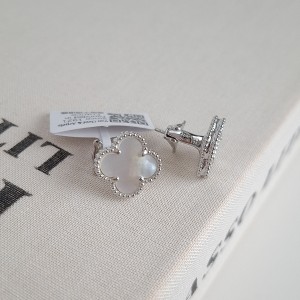 گوشواره ونکلیف نقره‌ای سفید صدفی ( مستر )*