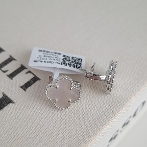 گوشواره ونکلیف نقره‌ای سفید صدفی ( مستر )*