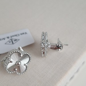 گوشواره ونکلیف نقره‌ای سفید صدفی ( مستر )*