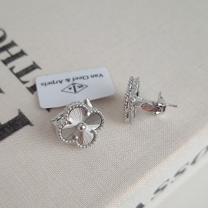 گوشواره ونکلیف نقره‌ای تراش دار ( مستر )*