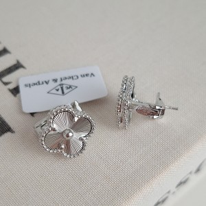 گوشواره ونکلیف نقره‌ای تراش دار ( مستر )*