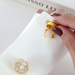 کاور دکمه گل نگین دار میناکاری سفید