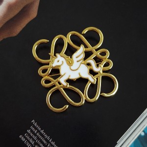 سنجاق لباس لوإوه اسب تک شاخ سفید**