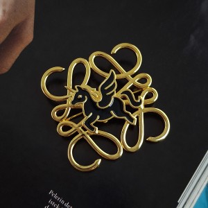 سنجاق لباس لوإوه اسب تک شاخ مشکی**