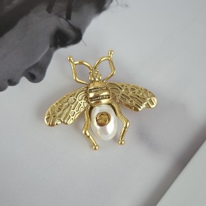 سنجاق لباس حشره گوچی