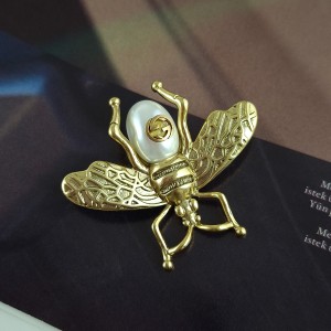 سنجاق لباس حشره گوچی