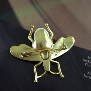 سنجاق لباس حشره گوچی*