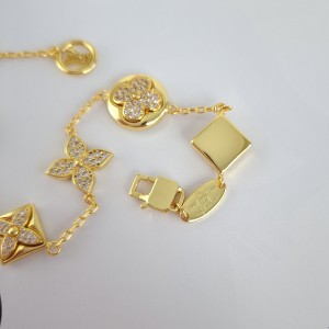 دستبند نگین دار پایه طلایی