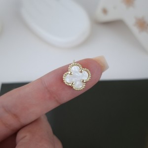 گوشواره سفید صدفی