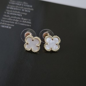 گوشواره ونکلیف سفید صدفی