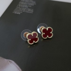 گوشواره قرمز