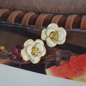 گوشواره گل رز سفید