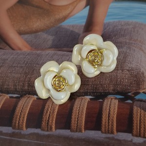 گوشواره گل رز سفید