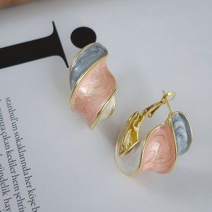 گوشواره پیچ سه رنگ طوسی، گلبهی و سفید