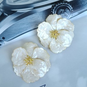 گوشواره گل بزرگ صدفی طلایی