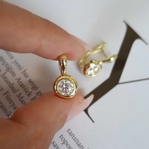 گوشواره نگین گرد قاب دار ژوپینگ