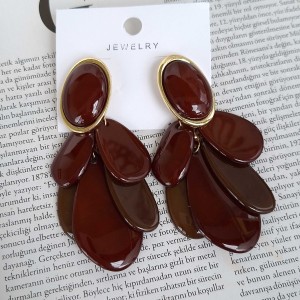 گوشواره اکریلیک گلبرگ قهوه ای_زرشکی