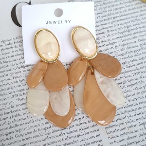 گوشواره اکریلیک گلبرگ کهربایی ـ صدفی