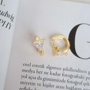 گوشواره حلقه‌ای نگین درشت مثلث