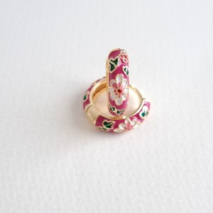 گوشواره میناکاری سرخابی گل سفید
