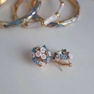 گوشواره دسته گل سفید و آبی