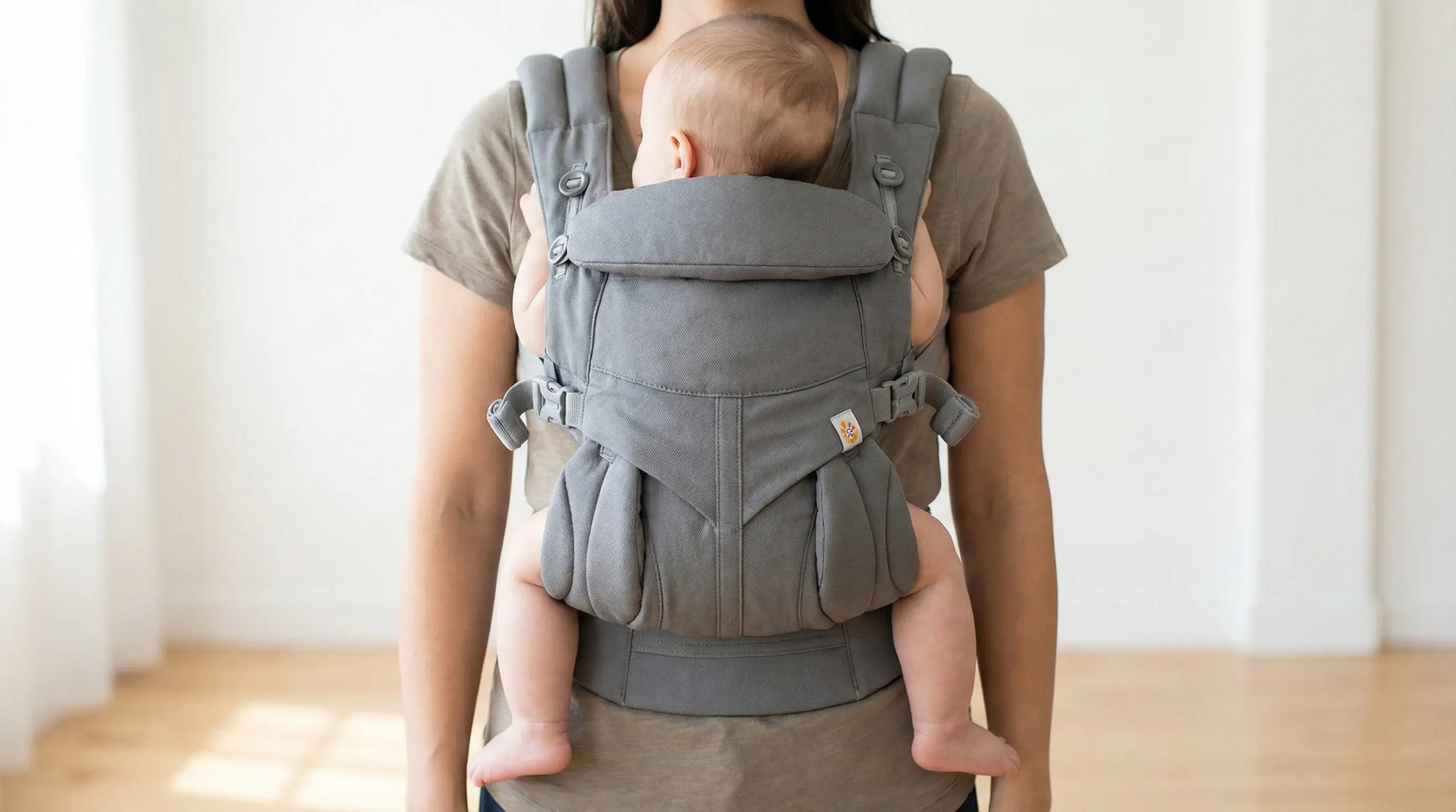 وضعیت صحیح قرارگیری نوزاد در آغوشی (حالت M شکل پاها)