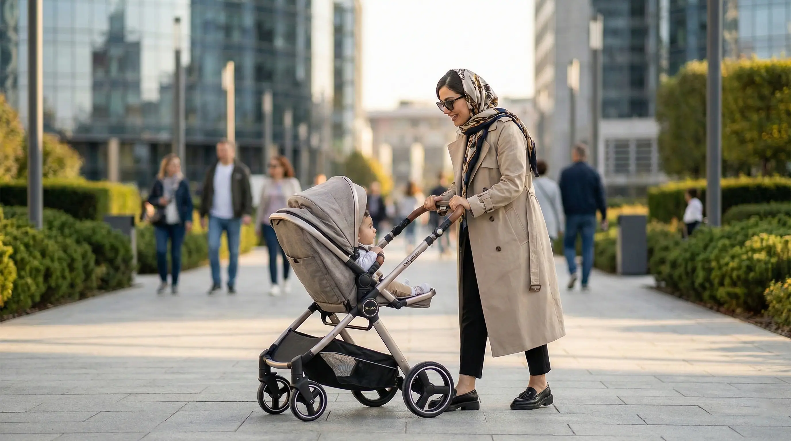 مادر ایرانی در حال استفاده از کالسکه دلیجان مدل روما با قابلیت تنظیم سیت رو به مادر در پارک
