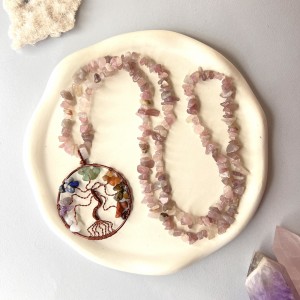 گردنبند کوارتز صورتی نامنظم با درخت زندگی سنگی