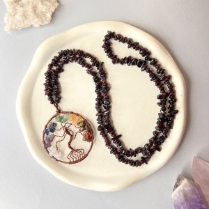 گردنبند گارنت سرخ نامنظم با درخت زندگی سنگی