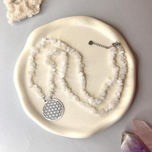 گردنبند کریستال کوارتز نامنظم با گل زندگی نقره ای