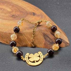 دستبند سیترین و گارنت با پلاک نعل اسب و شبدر