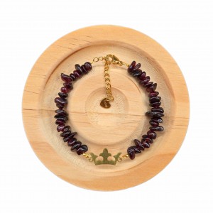 دستبند سنگ گارنت سرخ نامنظم و پلاک تاج استیل