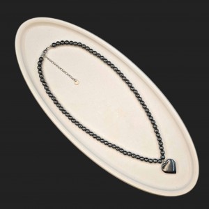 گردنبند حدید و پلاک قلبی حدید