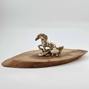 اسب دونده برنجی