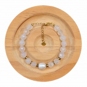 دستبند عقیق سفید تراش و مروارید طبیعی پرورشی