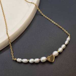 گردنبند مرواریدطبیعی پرورشی و پلاک قلب استیل