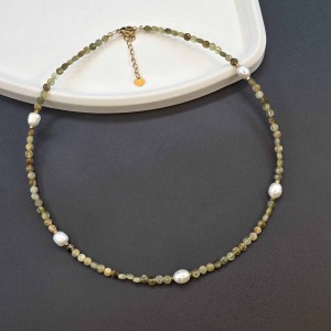 گردنبند گارنت سبز تراش جواهری با مروارید طبیعی پرورشی