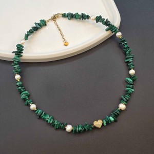 گردنبند مالاکیت نامنظم با مروارید طبیعی پرورشی و پلاک قلب استیل