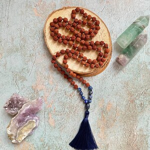 تسبیح رودراکشا گره دار لاجورد